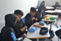 Alunos de colégios estaduais criam peças de crochê em aulas especiais