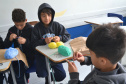 Alunos de colégios estaduais criam peças de crochê em aulas especiais