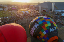 Atrações e balões animam o dia e show de fogos ilumina a noite de Castro, durante Festival da Primavera