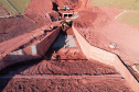 A obra de controle e recuperação da erosão no Emissário Água da Mina, em Loanda, no Noroeste do Paraná, alcançou neste mês 68% de execução.