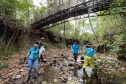 SANEPAR - Voluntários da Sanepar ajudam a limpar rios em todo o Paraná