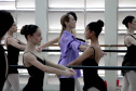 Escola de Dança Teatro Guaíra recebe masterclasses com grandes bailarinos da Ópera de Paris