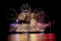 Maior queima de fogos da história do Litoral ilumina a Ponte de Guaratuba
