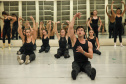 TEATRO GUAIRA - Aula com bailarino do Grupo Corpo amplia formação de alunos da Escola de Dança Teatro Guaíra