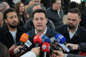 O governador Carlos Massa Ratinho Junior e o secretário da Educação, Roni Miranda, assinam nesta quarta-feira (24), o contrato do programa Mais Escolas Paraná