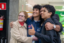 SEED - Ganhando o Mundo: abraços e reencontros marcam a volta de 25 alunos do Reino Unido