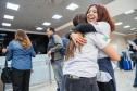 SEED - Ganhando o Mundo: abraços e reencontros marcam a volta de 25 alunos do Reino Unido