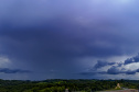 TEMPESTADES RETORNAM AO PARANÁ, COM VOLUMES DE CHUVA MAIS EXPRESSIVOS NA FAIXA CENTRAL