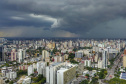 CHUVA VOLUMOSA E TEMPESTADES COM FORTES RAJADAS DE VENTO ATINGEM O PARANÁ ATÉ O FIM DE SEMANA