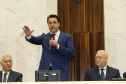 O governador Carlos Massa Ratinho Júnior tomou posse na manhã desta terça-feira (01) na Assembleia Legislativa do Paraná. O governador e o vice Darci Piana, ao lado de suas famílias, subiram a rampa da Assembleia e foram recebidos pelo presidente da Casa, deputado Ademar Traiano. Os eleitos também receberam as primeiras honras militares. - Curitiba, 01/01/2019 - Foto: Arnaldo Alves/ANPr