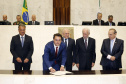 O governador Carlos Massa Ratinho Júnior tomou posse na manhã desta terça-feira (01) na Assembleia Legislativa do Paraná. O governador e o vice Darci Piana, ao lado de suas famílias, subiram a rampa da Assembleia e foram recebidos pelo presidente da Casa, deputado Ademar Traiano. Os eleitos também receberam as primeiras honras militares. - Curitiba, 01/01/2019 - Foto: Arnaldo Alves/ANPr