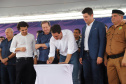 O governador Carlos Massa Ratinho Junior assinou nesta quinta-feira (10) o decreto que autoriza a implantação de um colégio da Polícia Militar do Paraná em Pato Branco. O decreto foi assinado na solenidade de inauguração do aeroporto municipal. A escola ficará na estrutura do Colégio La Salle, localizado em uma área central da cidade. - Pato Branco, 10/01/2019 - Foto: José Fernando Ogura/ANPr