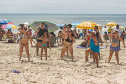 As equipes da Superintendência de Esporte do Paraná fizeram 17.079 atendimentos nas praias do Paraná, em apenas três, de sexta-feira a domingo (11 a 13). Veranistas e moradores locais participaram das atividades esportivas e recreativas ofertadas nos quatro postos fixos nas praias de Shangri-Lá, Ipanema, Praia de Leste e Caiobá, além do posto itinerante em Guaratuba. - Curitiba, 15/01/2019 - Foto: Divulgação