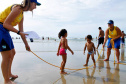 As equipes da Superintendência de Esporte do Paraná fizeram 17.079 atendimentos nas praias do Paraná, em apenas três, de sexta-feira a domingo (11 a 13). Veranistas e moradores locais participaram das atividades esportivas e recreativas ofertadas nos quatro postos fixos nas praias de Shangri-Lá, Ipanema, Praia de Leste e Caiobá, além do posto itinerante em Guaratuba. - Curitiba, 15/01/2019 - Foto: Divulgação