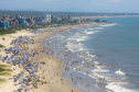 O quinto boletim de balneabilidade desta temporada, divulgado pelo Instituto Ambiental do Paraná (IAP) nesta sexta-feira (18), mostra um novo ponto impróprio para banho no Litoral. Além da Ponta da Pita, em Antonina, que já vem apresentando concentração de esgoto clandestino, um outro ponto que não está recomendado para banho, de acordo com as análises desta semana, fica na Praia Brava de Caiobá, na altura da Rua Alvorada. As chuvas podem tem causado a alteração. - Foto: Jaelson Lucas/ANPr