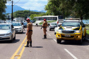 A fiscalização das equipes do Batalhão de Polícia Rodoviária (BPRv) nas rodovias estaduais que cortam o Litoral do Paraná flagrou mais de 7 mil veículos com velocidade acima do permitido na via e duas pessoas perderam a vida vítimas de atropelamento nos primeiros 30 dias do verão (de 21 de dezembro à 21 de janeiro). O balanço do Batalhão aponta ainda que houve aumento de 17,91% nos acidentes e de 4,55% de pessoas feridas em comparação com o mesmo período da temporada anterior.- - Foto: BPRv