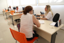Smart Copel já funciona com novo centro de operações. O presidente da Copel, Daniel Pimentel Slaviero, e o diretor da Copel Distribuição, Antonio Guetter, visitaram nesta sexta-feira (25) a unidade. Eles conversaram com os funcionários e viram como funcionam desde o setor de operações até o atendimento. Cliente atendida por funcionária da Copel  -  Curitiba, 25/01/2019  -  Foto: Dani Catisti/Copel