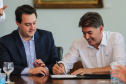 O Governador do Estado, Carlos Massa Ratinho Junior, assina o decreto que transfere a sede do governo para Cascavel, durante o Show Rural.
Curitiba,31/01/2019. Foto: Geraldo Bubniak/ANPr