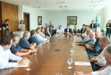 O governador Carlos Massa Ratinho Junior se reuniu nesta segunda-feira (11), no Palácio Iguaçu, com prefeitos da Associação dos Municípios do Médio Paranapanema (Amepar), que congrega 22 cidades e uma população de cerca de 1 milhão de habitantes.  -  Curitiba, 11/02/2019  -  Foto: Rodrigo Félix Leal/ANPr