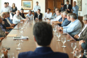 O governador Carlos Massa Ratinho Junior se reuniu nesta segunda-feira (11), no Palácio Iguaçu, com prefeitos da Associação dos Municípios do Médio Paranapanema (Amepar), que congrega 22 cidades e uma população de cerca de 1 milhão de habitantes.  -  Curitiba, 11/02/2019  -  Foto: Rodrigo Félix Leal/ANPr