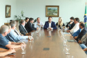 O governador Carlos Massa Ratinho Junior se reuniu nesta segunda-feira (11), no Palácio Iguaçu, com prefeitos da Associação dos Municípios do Médio Paranapanema (Amepar), que congrega 22 cidades e uma população de cerca de 1 milhão de habitantes.  -  Curitiba, 11/02/2019  -  Foto: Rodrigo Félix Leal/ANPr