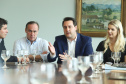 O governador Carlos Massa Ratinho Junior se reuniu nesta segunda-feira (11), no Palácio Iguaçu, com prefeitos da Associação dos Municípios do Médio Paranapanema (Amepar), que congrega 22 cidades e uma população de cerca de 1 milhão de habitantes.  -  Curitiba, 11/02/2019  -  Foto: Rodrigo Félix Leal/ANPr