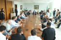 O governador Carlos Massa Ratinho Junior se reuniu nesta segunda-feira (11), no Palácio Iguaçu, com prefeitos da Associação dos Municípios do Médio Paranapanema (Amepar), que congrega 22 cidades e uma população de cerca de 1 milhão de habitantes.  -  Curitiba, 11/02/2019  -  Foto: Rodrigo Félix Leal/ANPr