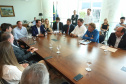 O governador Carlos Massa Ratinho Junior se reuniu nesta segunda-feira (11), no Palácio Iguaçu, com prefeitos da Associação dos Municípios do Médio Paranapanema (Amepar), que congrega 22 cidades e uma população de cerca de 1 milhão de habitantes.  -  Curitiba, 11/02/2019  -  Foto: Rodrigo Félix Leal/ANPr
