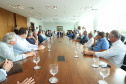 O governador Carlos Massa Ratinho Junior se reuniu nesta segunda-feira (11), no Palácio Iguaçu, com prefeitos da Associação dos Municípios do Médio Paranapanema (Amepar), que congrega 22 cidades e uma população de cerca de 1 milhão de habitantes.  -  Curitiba, 11/02/2019  -  Foto: Rodrigo Félix Leal/ANPr