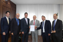 O governo encaminhou nesta terça-feira (12) à Assembleia Legislativa o projeto de lei da reforma administrativa. A entrega foi feita pelo chefe da Casa Civil, Guto Silva, e pelo secretário de Planejamento, Valdemar Bernardo Jorge, ao presidente da Alep, Ademar Traiano. Foto: Nani Gois/ALEP