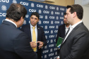 O governador Carlos Massa Ratinho Junior reuniu-se nesta terça-feira (12), em Brasília, com o ministro da Controladoria-Geral da União, Wagner de Campos Rosário, para apresentar o Programa Estadual de Integridade e Compliance, do Governo do Paraná. O controlador-geral do Estado, Raul Siqueira, também participou.  -  BRasília, 12/02/2019  -  Foto: Rodrigo Félix Leal/ANPr