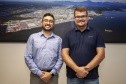 A relação do Porto de Paranaguá com a cidade foi tema de uma reunião entre o diretor dos Portos do Paraná, Luiz Fernando Garcia, e o prefeito Marcelo Roque, nesta sexta-feira (15). O encontro faz parte dos esforços da nova gestão em contribuir com o desenvolvimento do município e aproximar a comunidade da atividade portuária. Foto:Claudio Neves/APPA