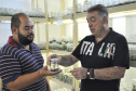 Parceria inédita entre o maior produtor do Brasil da planta rosa do deserto e pesquisadores da Universidade Estadual de Londrina (UEL) permite avanços em informações e dados científicos sobre a planta ornamental, que já é a quinta mais comercializada no país. Na foto, Professor Ricardo Faria, do Departamento de Agronomia, do CCA, e doutorando, Guilherme Cito. - Lndrina, 18/02/2019 - Foto: Divulgação UEL