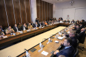 O presidente da Companhia de Habitação do Paraná (Cohapar), Jorge Lange, apresentou ao governador Carlos Massa Ratinho Junior nesta terça-feira (19) a proposta de reestruturação de cargos da empresa com economia de 22% apenas em janeiro. A folha de pagamento encolheu de R$ 1,75 milhão para 1,35 milhão. A economia deve gerar investimentos para diminuir o déficit habitacional de 485 mil domicílios. Curitiba,19/02/2019 - Foto: Rodrigo Félix Leal/ANPr