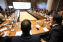 O presidente da Companhia de Habitação do Paraná (Cohapar), Jorge Lange, apresentou ao governador Carlos Massa Ratinho Junior nesta terça-feira (19) a proposta de reestruturação de cargos da empresa com economia de 22% apenas em janeiro. A folha de pagamento encolheu de R$ 1,75 milhão para 1,35 milhão. A economia deve gerar investimentos para diminuir o déficit habitacional de 485 mil domicílios. Curitiba,19/02/2019 - Foto: Rodrigo Félix Leal/ANPr