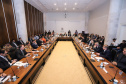 O presidente da Companhia de Habitação do Paraná (Cohapar), Jorge Lange, apresentou ao governador Carlos Massa Ratinho Junior nesta terça-feira (19) a proposta de reestruturação de cargos da empresa com economia de 22% apenas em janeiro. A folha de pagamento encolheu de R$ 1,75 milhão para 1,35 milhão. A economia deve gerar investimentos para diminuir o déficit habitacional de 485 mil domicílios. Curitiba,19/02/2019 - Foto: Rodrigo Félix Leal/ANPr