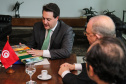 O governador Carlos Massa Ratinho Junior recebe o Embaixador da República da Tunísia no Brasil Mohamed Hedi Soltani e o primeiro Secretário Amine Sayeb, nesta quinta-feira (21) no Palácio Iguaçu. Curitiba, 21/02/2019 - Foto: Geraldo Bubniak/ANPr