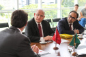 O governador Carlos Massa Ratinho Junior recebe o Embaixador da República da Tunísia no Brasil Mohamed Hedi Soltani e o primeiro Secretário Amine Sayeb, nesta quinta-feira (21) no Palácio Iguaçu. Curitiba, 21/02/2019 - Foto: Geraldo Bubniak/ANPr