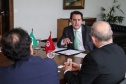 O governador Carlos Massa Ratinho Junior recebe o Embaixador da República da Tunísia no Brasil Mohamed Hedi Soltani e o primeiro Secretário Amine Sayeb, nesta quinta-feira (21) no Palácio Iguaçu. Curitiba, 21/02/2019 - Foto: Geraldo Bubniak/ANPr
