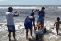 Cadeiras especiais para banho de mar para quem tem mobilidade reduzida ou deficiência - Foto: Sanepar