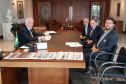O governador em exercício do Paraná, Darci Piana, recebeu nesta quinta-feira (28) um convite para participar da cerimônia de assinatura do acordo de parceria internacional entre as cidades de Prudentópolis, no centro-sul do estado, e Ternopil, na Ucrânia. Os municípios têm ligações históricas e culturais. O convite foi entregue pelo prefeito de Prudentópolis, Adelmo Luiz Klosowski. - Curitiba, 29/02/2019 - Foto: Divulgação ANPr