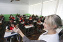 As aulas têm sido produtivas e aprimoradas com o uso desses recursos e os alunos estão adquirindo uma nova cultura em relação ao uso do celular em sala de aula, utilizando a ferramenta para fins pedagógicos”, disse a professora de Química, Solene Forteski. Foto: Arnaldo Alves/ANPr