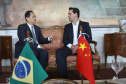 A China quer ser parceira do Paraná em obras de infraestrutura, com grande interesse no projeto do corredor bioceânico, que ligará os portos de Paranaguá, no Litoral do Estado, ao de Antofagasta, no Chile. O assunto foi tratado nesta quinta-feira (14) entre o governador Carlos Massa Ratinho Junior e o embaixador da República Popular da China, Yang Wanming, no Palácio Iguaçu. - . Curitiba,14/03/2019 Foto:Jaelson Lucas/ANPr