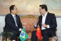A China quer ser parceira do Paraná em obras de infraestrutura, com grande interesse no projeto do corredor bioceânico, que ligará os portos de Paranaguá, no Litoral do Estado, ao de Antofagasta, no Chile. O assunto foi tratado nesta quinta-feira (14) entre o governador Carlos Massa Ratinho Junior e o embaixador da República Popular da China, Yang Wanming, no Palácio Iguaçu. - . Curitiba,14/03/2019 Foto:Jaelson Lucas/ANPr