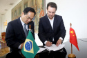 A China quer ser parceira do Paraná em obras de infraestrutura, com grande interesse no projeto do corredor bioceânico, que ligará os portos de Paranaguá, no Litoral do Estado, ao de Antofagasta, no Chile. O assunto foi tratado nesta quinta-feira (14) entre o governador Carlos Massa Ratinho Junior e o embaixador da República Popular da China, Yang Wanming, no Palácio Iguaçu. - . Curitiba,14/03/2019 Foto:Jaelson Lucas/ANPr