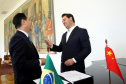 A China quer ser parceira do Paraná em obras de infraestrutura, com grande interesse no projeto do corredor bioceânico, que ligará os portos de Paranaguá, no Litoral do Estado, ao de Antofagasta, no Chile. O assunto foi tratado nesta quinta-feira (14) entre o governador Carlos Massa Ratinho Junior e o embaixador da República Popular da China, Yang Wanming, no Palácio Iguaçu. - . Curitiba,14/03/2019 Foto:Jaelson Lucas/ANPr