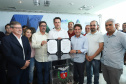 O governador Carlos Massa Ratinho Junior assinou nesta quinta-feira (14) contratos para a construção de 872 novas moradias populares em 15 municípios paranaenses. Os projetos foram desenvolvidos em diferentes programas coordenados pela Companhia de Habitação do Paraná (Cohapar) em parceria com as prefeituras e receberão investimentos de R$ 68,8 milhões. Foto: Rodrigo Felix Leal/ANPr
