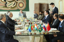 O governador Carlos Massa Ratinho Junior recebeu nesta quinta-feira (14), no Palácio Iguaçu, embaixadores e cônsules da Rússia, China, Índia e África do Sul e reafirmou o interesse do Paraná em ampliar os negócios com esses países que, junto com o Brasil, formam o Brics. - Curitiba, 14/03/2019 - Foto: Rodrigo Félix Leal/ANPr