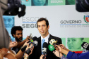 O governador Carlos Massa Ratinho Junior lançou nesta sexta-feira (15) o programa Escola Segura, que prevê uma série de medidas preventivas e protetivas de segurança que serão executadas na rede estadual de ensino. Na foto, o secretário de Estado da Educação e Esporte, Renato Feder. - Curitiba,15/03/2019 Foto: Jaelson Lucas / ANPr