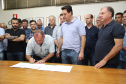 O governador Carlos Massa Ratinho Junior confirmou neste sábado (16) investimentos de R$ 2,82 milhões em obras e compra de máquinas e veículos para oito municípios da região Noroeste do Estado. Foram assinadas, na ExpoParanavaí, um dos principais eventos do agronegócio do Paraná, autorizações e homologações. - Paranavaí, 16/03/2019 - Foto: José Fernando Ogura/ANPr